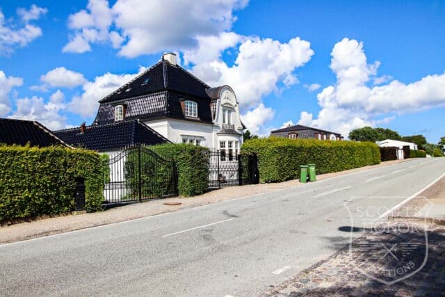 tennisbane liebhaveri udsigt til sø location denmark scoutshonor00184