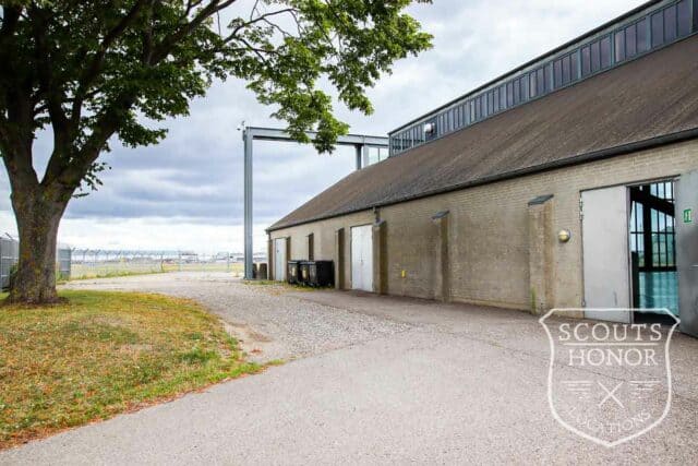 hanger store vinduer lufthavn højt til loftet location denmark scoutshonor 06