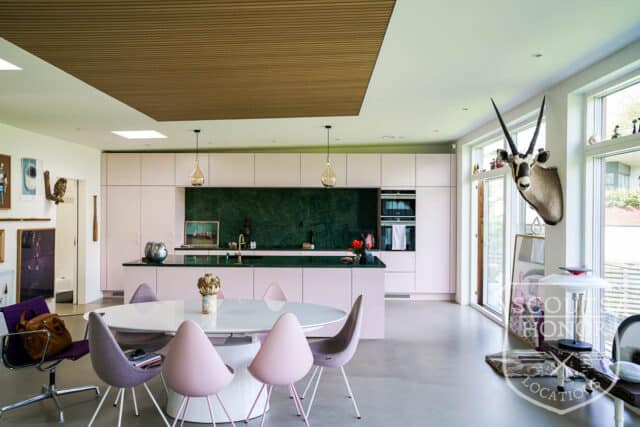 modern architecture pink kitchen udsigt til sø location denmark scoutshonor 76