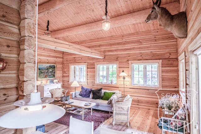 træhytte hygge logde græs på taget location denmark scoutshonor 01