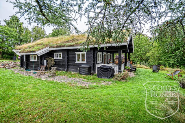 træhytte hygge logde græs på taget location denmark scoutshonor 06