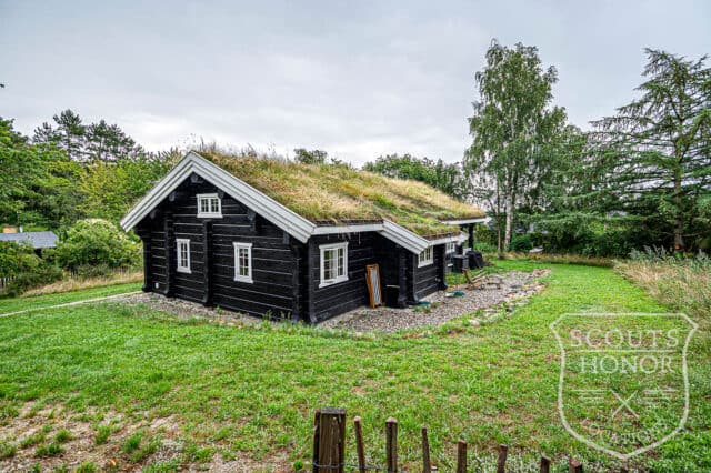 træhytte hygge logde græs på taget location denmark scoutshonor 07