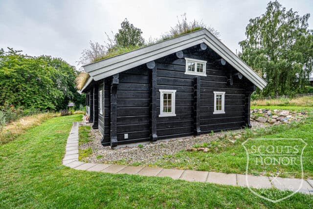 træhytte hygge logde græs på taget location denmark scoutshonor 08