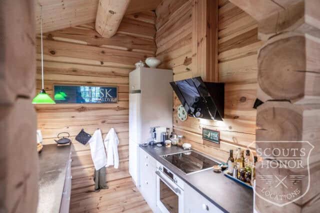 træhytte hygge logde græs på taget location denmark scoutshonor 14