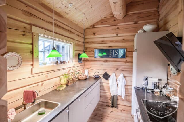 træhytte hygge logde græs på taget location denmark scoutshonor 15