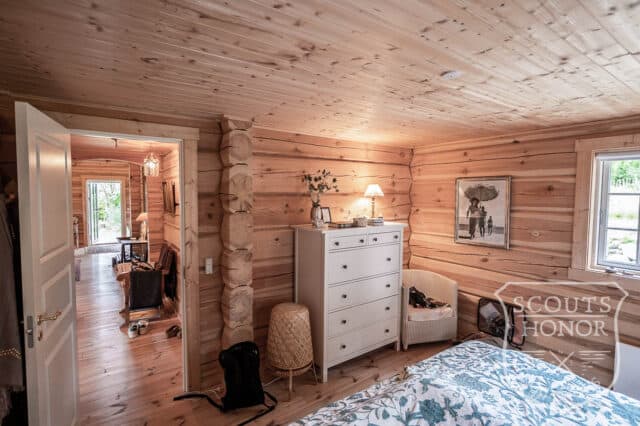 træhytte hygge logde græs på taget location denmark scoutshonor 16