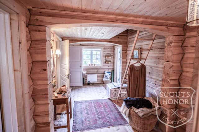 træhytte hygge logde græs på taget location denmark scoutshonor 18