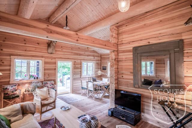 træhytte hygge logde græs på taget location denmark scoutshonor 21