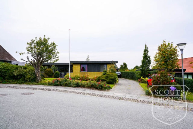 retro parcelhus gule mursten aarhus location denmark scoutshonor 04