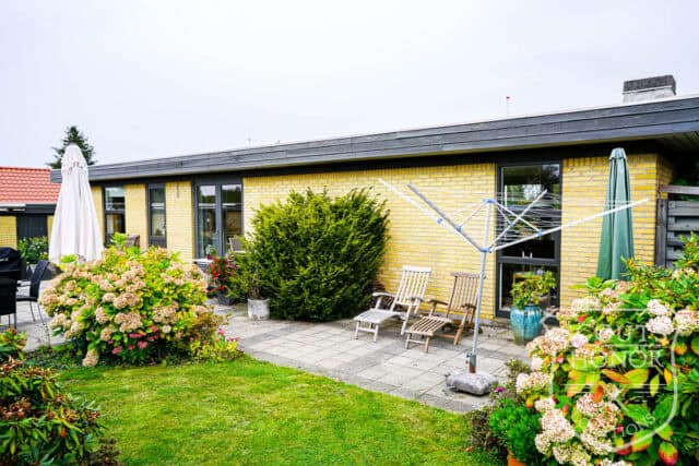 retro parcelhus gule mursten aarhus location denmark scoutshonor 25