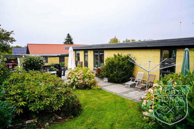 retro parcelhus gule mursten aarhus location denmark scoutshonor 26