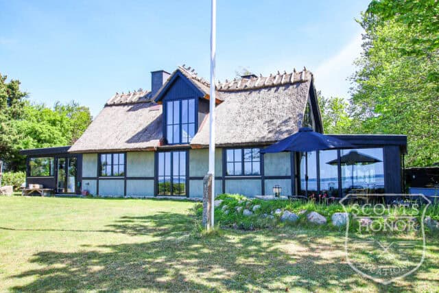 sommerhus kulhuse havudsigt stråtækt naturgrund location denmark scoutshonor 05