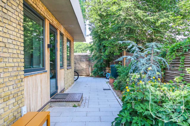 arkitekttegnet gule mursten terrasse moderne location denmark scoutshonor 12