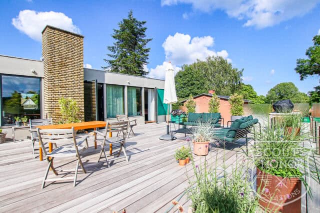 arkitekttegnet gule mursten terrasse moderne location denmark scoutshonor 29