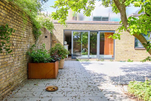 arkitekttegnet gule mursten terrasse moderne location denmark scoutshonor 53