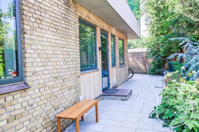 arkitekttegnet gule mursten terrasse moderne location denmark scoutshonor 68