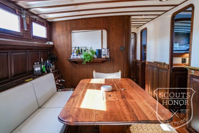 husbåd historisk yacht træbeklædning soldæk location denmark scoutshonor 18