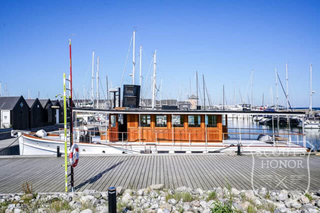 husbåd historisk yacht træbeklædning soldæk location denmark scoutshonor 55