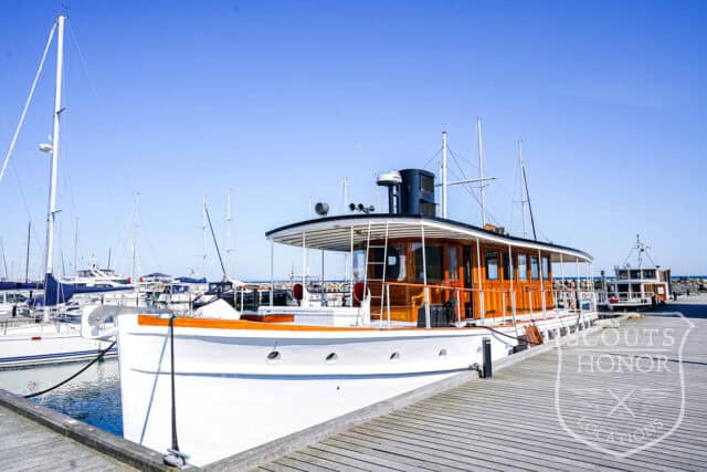 husbåd historisk yacht træbeklædning soldæk location denmark scoutshonor 56