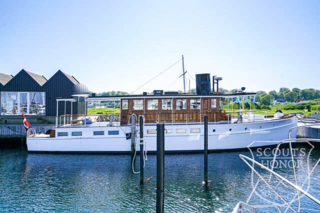 husbåd historisk yacht træbeklædning soldæk location denmark scoutshonor 58