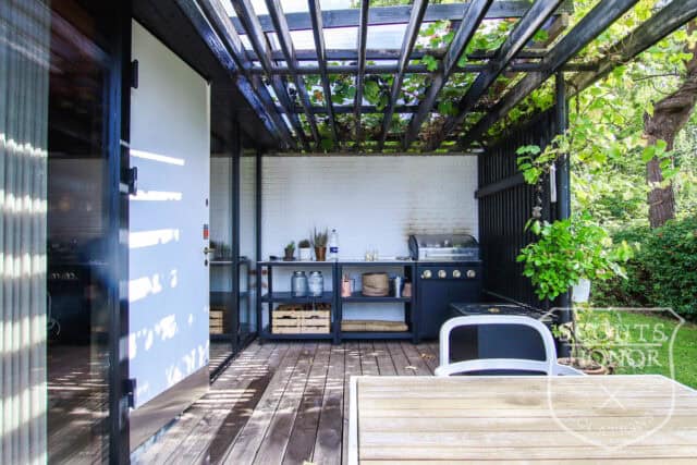 arkitekttegnet 50'erne udendørs lounge udekøkken location denmark scoutshonor 69