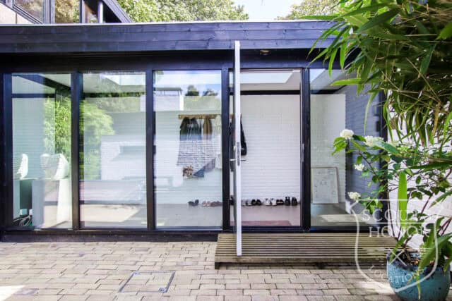 arkitekttegnet 50'erne udendørs lounge udekøkken location denmark scoutshonor 78