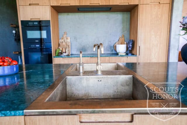 arkitekttegnet villa beton moderne arkitektur interiør location denmark scoutshonor 087