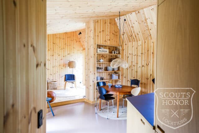 sommerhus træhus naturgrund høje træer træbeklædning location denmark scoutshonor 19