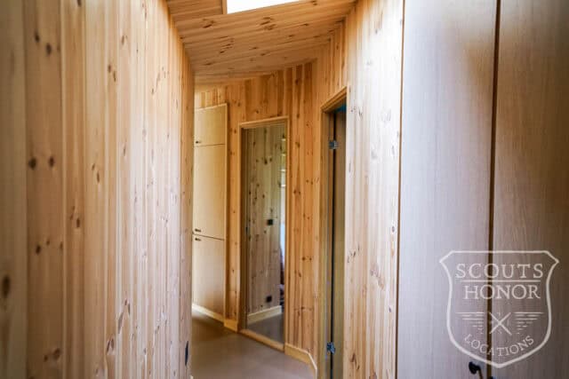 sommerhus træhus naturgrund høje træer træbeklædning location denmark scoutshonor 20