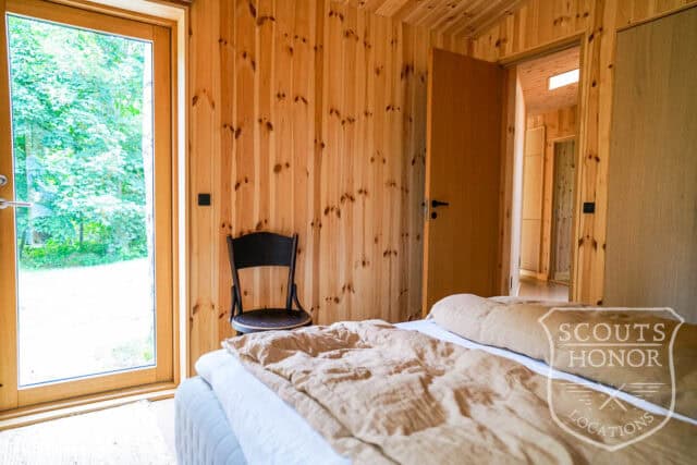 sommerhus træhus naturgrund høje træer træbeklædning location denmark scoutshonor 21