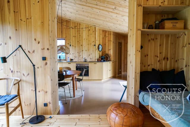 sommerhus træhus naturgrund høje træer træbeklædning location denmark scoutshonor 30