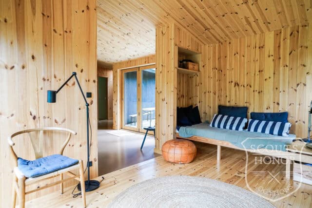 sommerhus træhus naturgrund høje træer træbeklædning location denmark scoutshonor 33