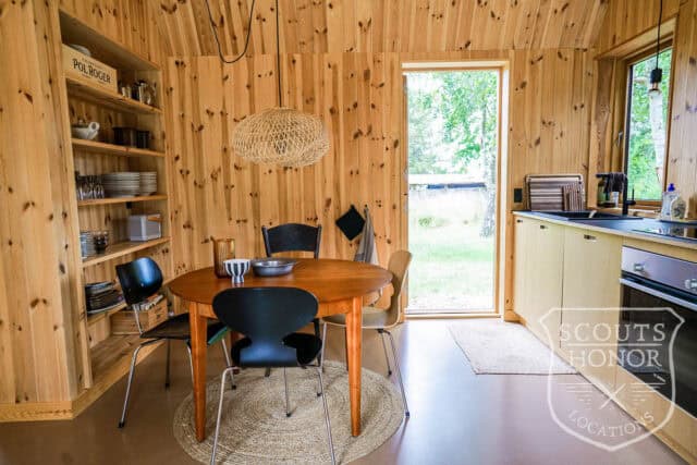 sommerhus træhus naturgrund høje træer træbeklædning location denmark scoutshonor 36