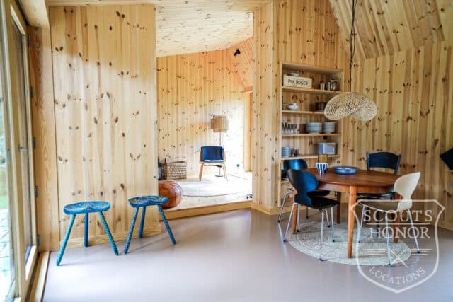 sommerhus træhus naturgrund høje træer træbeklædning location denmark scoutshonor 37