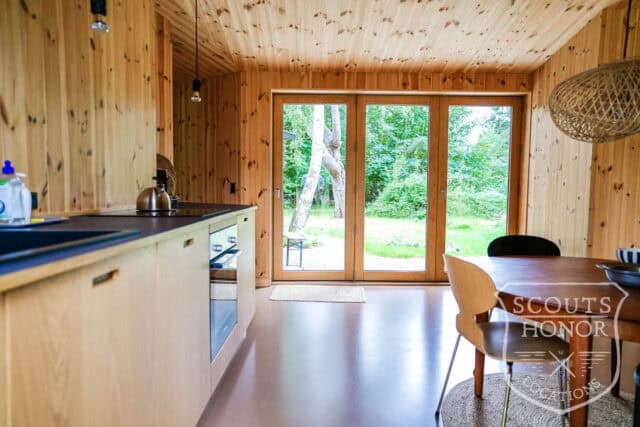sommerhus træhus naturgrund høje træer træbeklædning location denmark scoutshonor 38