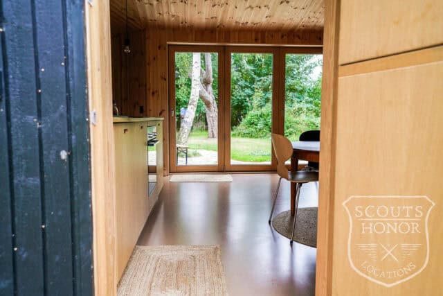 sommerhus træhus naturgrund høje træer træbeklædning location denmark scoutshonor 40