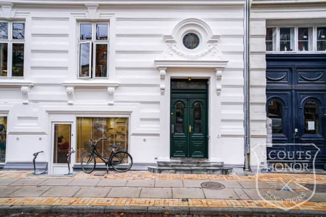 villa apartment classic ground floor wooden kitchen location denmark scoutshonor 03