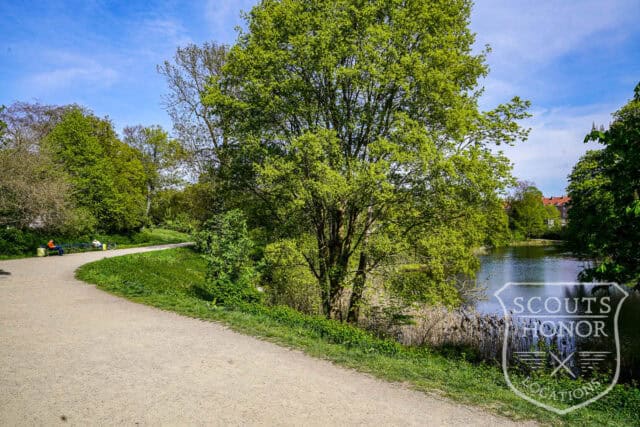 apartment boheme blue kitchen park view Østerbro location denmark scoutshonor 03