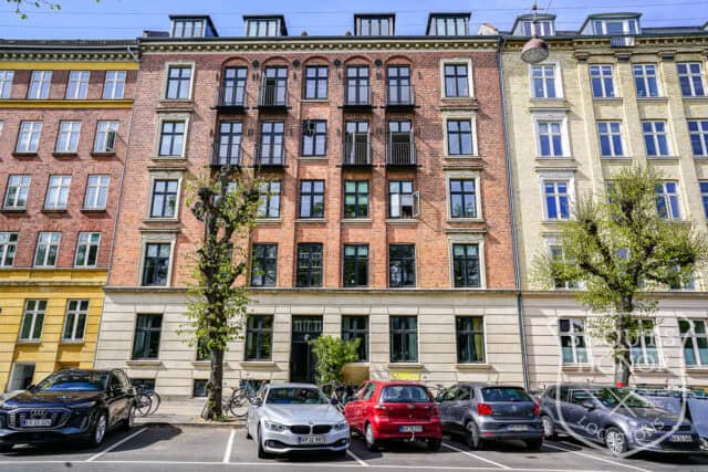 apartment boheme blue kitchen park view Østerbro location denmark scoutshonor 05