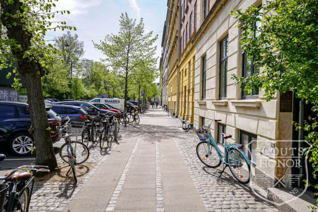 apartment boheme blue kitchen park view Østerbro location denmark scoutshonor 07