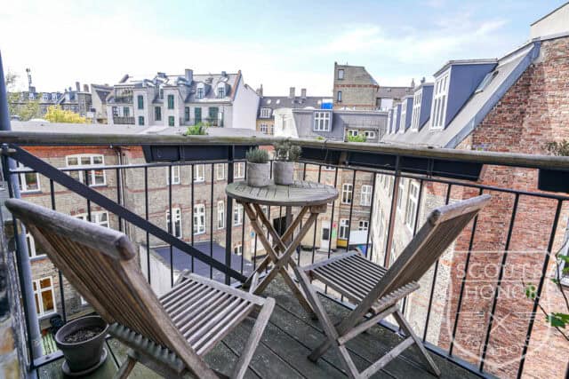 apartment boheme blue kitchen park view Østerbro location denmark scoutshonor 11