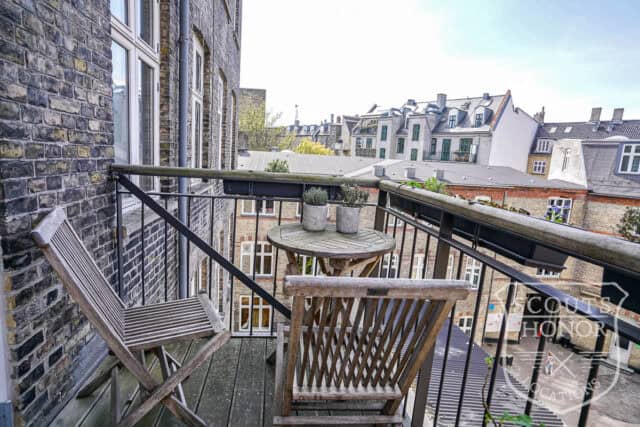 apartment boheme blue kitchen park view Østerbro location denmark scoutshonor 14