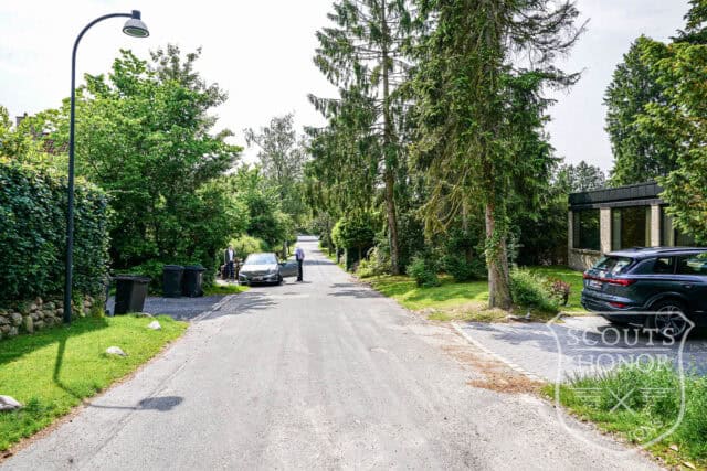 parcelhus snedkerkøkken badeværelse med udsigt stilfuld location denmark scoutshonor 01