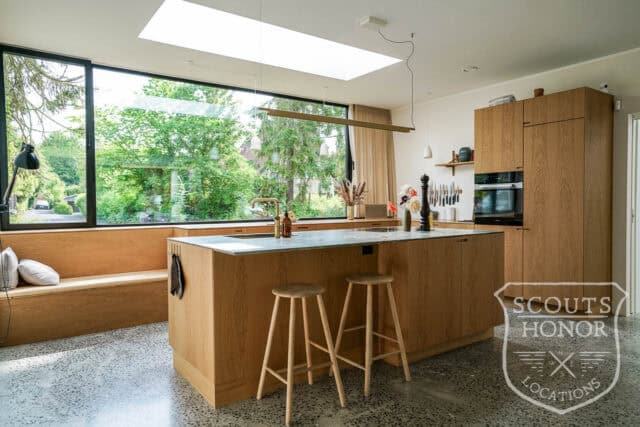 parcelhus snedkerkøkken badeværelse med udsigt stilfuld location denmark scoutshonor 61