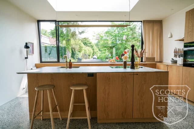parcelhus snedkerkøkken badeværelse med udsigt stilfuld location denmark scoutshonor 66