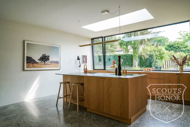 parcelhus snedkerkøkken badeværelse med udsigt stilfuld location denmark scoutshonor 69