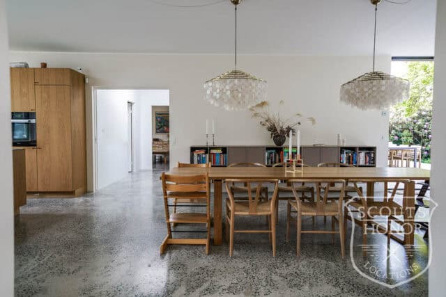 parcelhus snedkerkøkken badeværelse med udsigt stilfuld location denmark scoutshonor 71