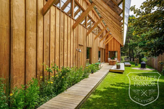 villa modern arkitektur skåne träbeklädnad grönt kök location sweden scoutshonor 011
