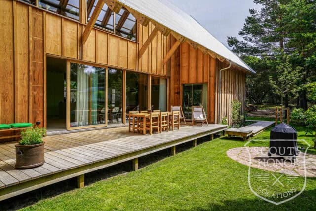 villa modern arkitektur skåne träbeklädnad grönt kök location sweden scoutshonor 012