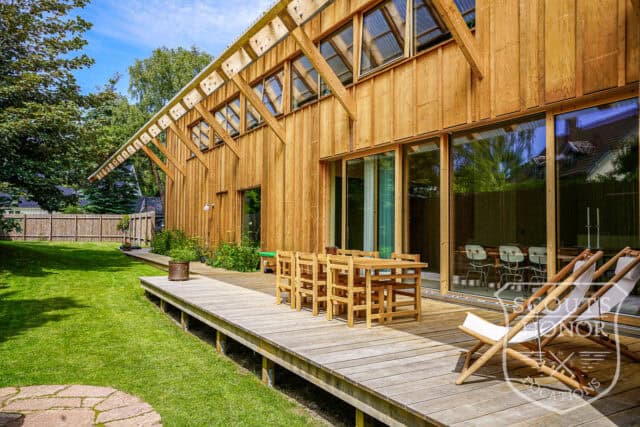 villa modern arkitektur skåne träbeklädnad grönt kök location sweden scoutshonor 015